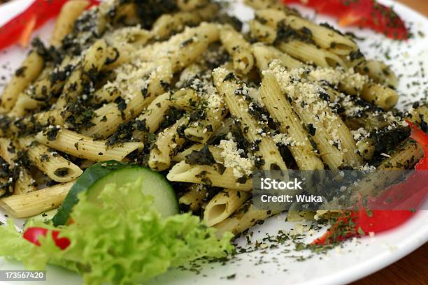 Makkaroni Mit Käse Und Spinat Stockfoto und mehr Bilder von Spaghetti - Spaghetti, Spinat, Asiatische Nudeln