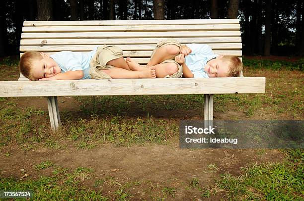 ツイン男の子に横たわる外部ベンチ - 2人のストックフォトや画像を多数ご用意 - 2人, 2歳から3歳, くつろぐ