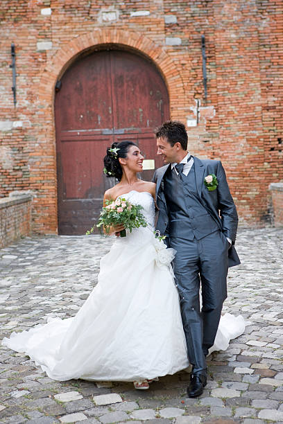 молодожёны - wedding just married tuscany newlywed стоковые фото и изображения