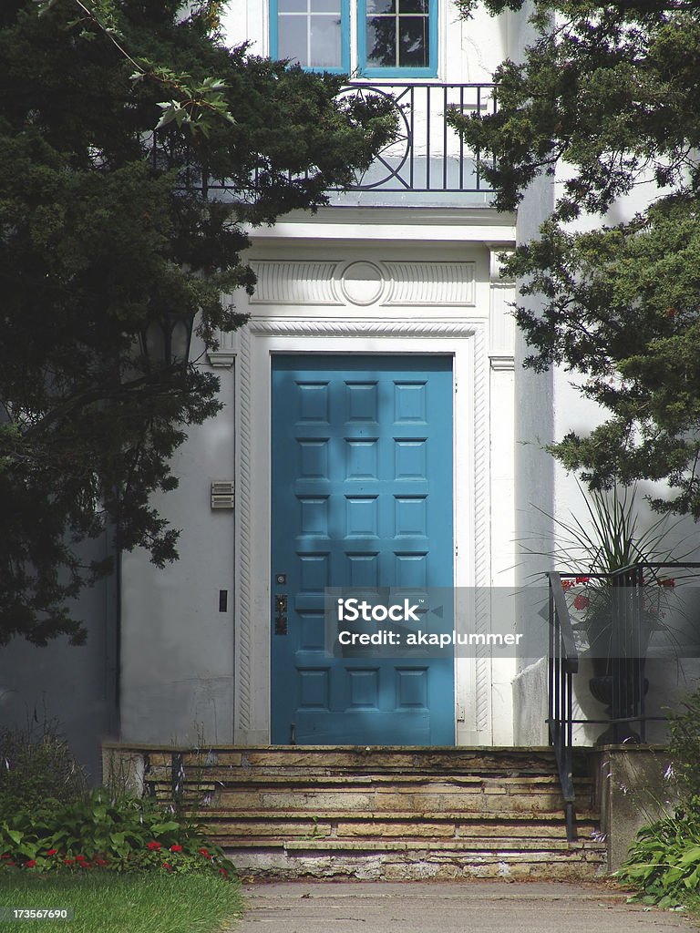 Un éclairage subtil sur blue Door - Photo de Arbre libre de droits