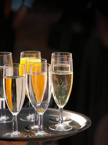 bicchieri di champagne, succo di arancia e acqua - champagne flute jubilee champagne wine foto e immagini stock