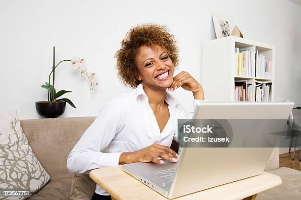 Giovane Donna Con Laptop - Fotografie stock e altre immagini di Accogliente - Accogliente, Adulto, Afro