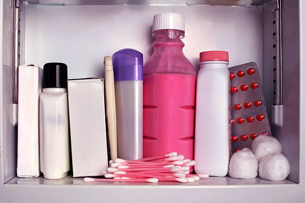 armario de aseo personal: amplia de - medicine cabinet cabinet medicine bathroom fotografías e imágenes de stock