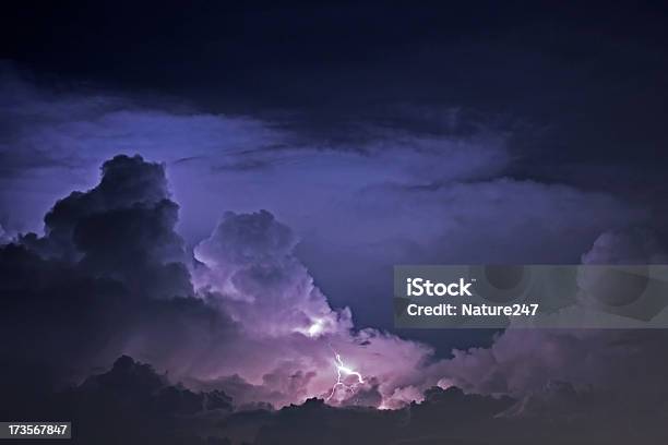 Tempestade Com Trovoadaweather Condition - Fotografias de stock e mais imagens de Relâmpago - Relâmpago, Surreal, Cumulonimbus