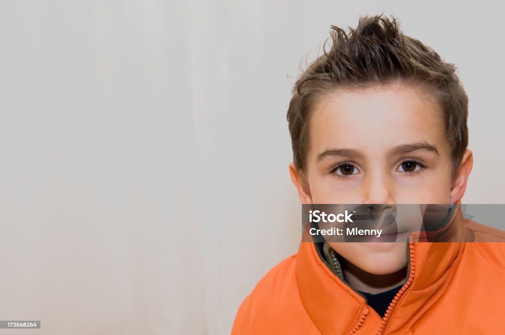 Jeune enfant souriant fond blanc - Photo de Amour libre de droits