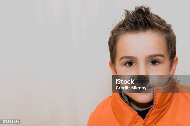 Photo libre de droit de Jeune Enfant Souriant Fond Blanc banque d'images et plus d'images libres de droit de Amour - Amour, Bien-être, Blanc