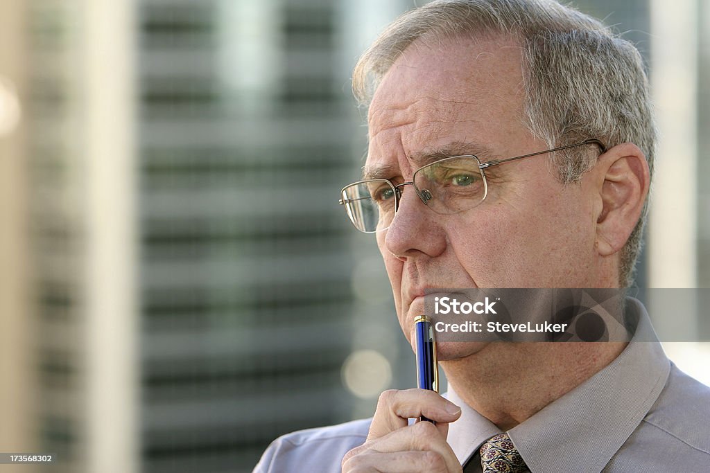 Uomo con la penna pensare. - Foto stock royalty-free di Abilità