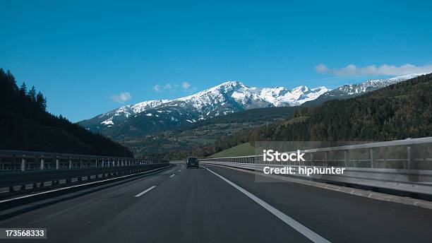 Highway から山 - ガードレールのストックフォトや画像を多数ご用意 - ガードレール, 主要道路, 交通輸送
