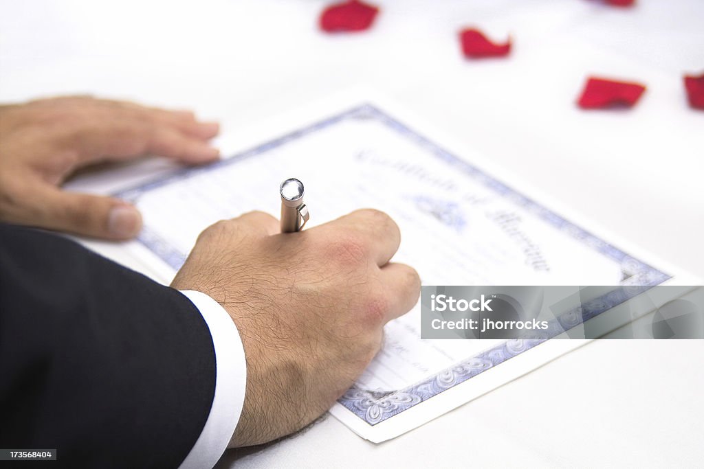 Novio firmar partida de matrimonio - Foto de stock de Acuerdo libre de derechos