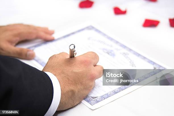 Novio Firmar Partida De Matrimonio Foto de stock y más banco de imágenes de Acuerdo - Acuerdo, Adolescente, Adulto