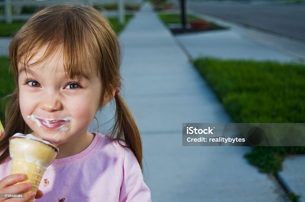 Comendo sorvete - Foto de stock de Criança royalty-free