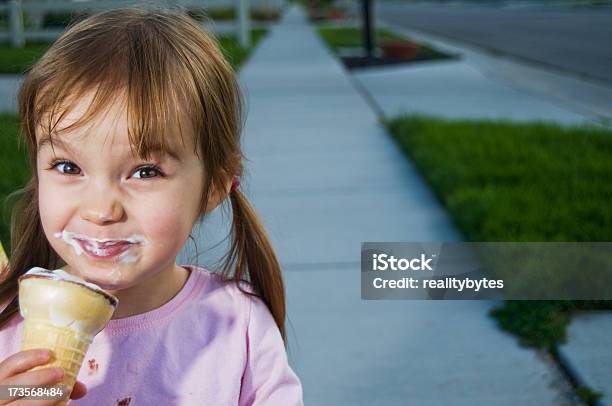 Comer Gelados - Fotografias de stock e mais imagens de Criança - Criança, Comer, Cone de Gelado