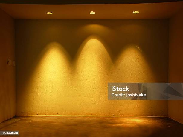 Beleuchtete Down Stockfoto und mehr Bilder von Beleuchtet - Beleuchtet, Boden, Drei Gegenstände