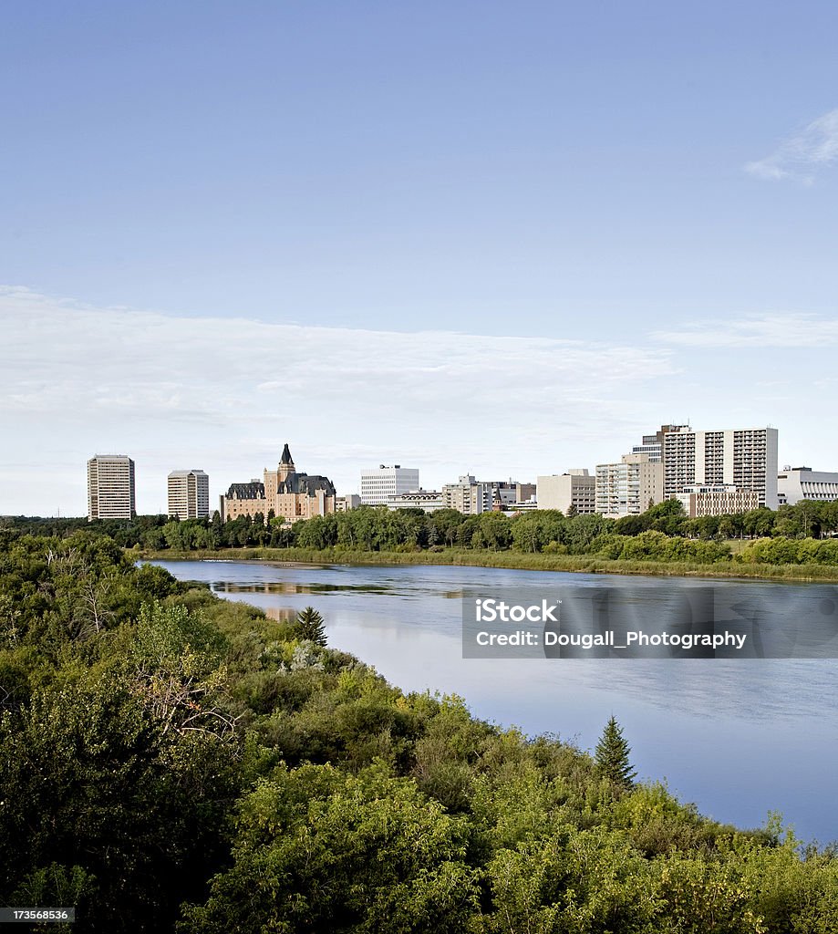 Centro di Saskatoon lungo Fiume Saskatchewan del sud - Foto stock royalty-free di Albergo