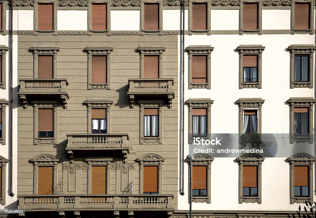 Bâtiment, Milan, Italie-plus architecturale façades ci-dessous - Photo de Milan libre de droits