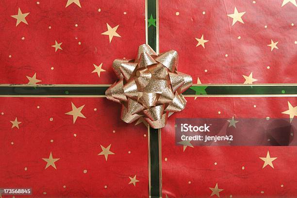 Foto de Apresentar e mais fotos de stock de Aniversário - Aniversário, Papel De Embrulho - Material, Papel de Presente de Natal