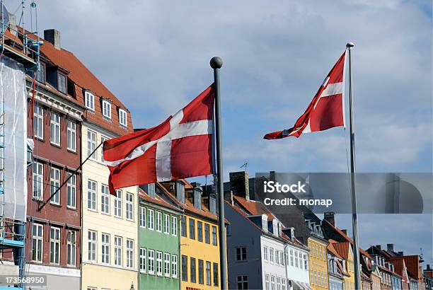 Flaga Danii W Nyhavn Kopenhaga - zdjęcia stockowe i więcej obrazów Bez ludzi - Bez ludzi, Dania, Dom - Budowla mieszkaniowa