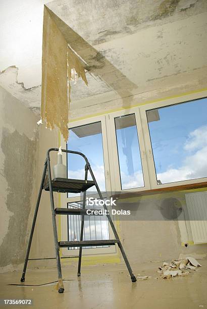 Photo libre de droit de Échelle Dans Une Salle Abandonnée banque d'images et plus d'images libres de droit de A l'abandon - A l'abandon, Architecture, Balcon