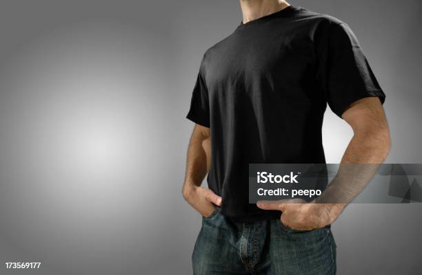 Photo libre de droit de Homme Portant Un Jean Et Un Tshirt Noir banque d'images et plus d'images libres de droit de Adulte - Adulte, Prise de vue en studio, Bras humain