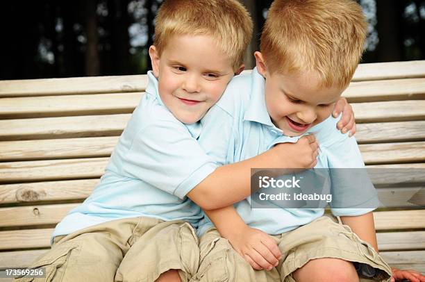 Niños Con Camas Gemelas Que Abrazan Sí En Un Banco Foto de stock y más banco de imágenes de 2-3 años