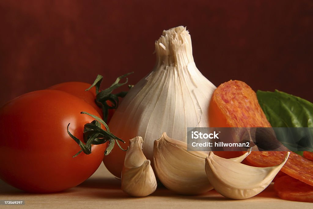 Cuisine italienne avec Pepperoni - Photo de Ail - Légume à bulbe libre de droits