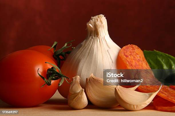 Cucina Italiana Con Salame Piccante - Fotografie stock e altre immagini di Aglio - Alliacee - Aglio - Alliacee, Alimentazione sana, Ambientazione interna