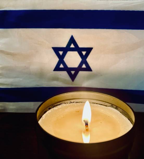 vela acesa na frente da bandeira israelense - praying flags - fotografias e filmes do acervo