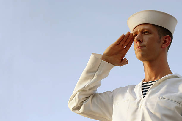 marinaio omaggio - saluting sailor armed forces men foto e immagini stock