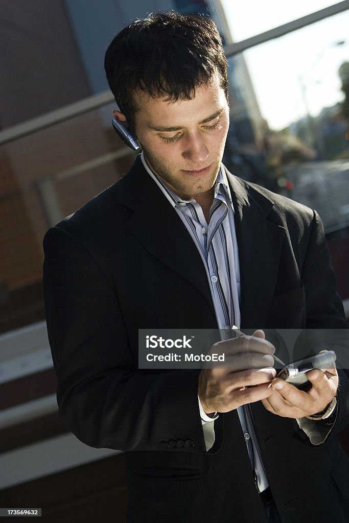 Homme d'affaires sur un téléphone portable - Photo de 20-24 ans libre de droits