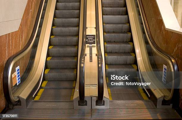 Escadas Rolantes - Fotografias de stock e mais imagens de Escada Rolante - Escada Rolante, Alumínio, Arcada