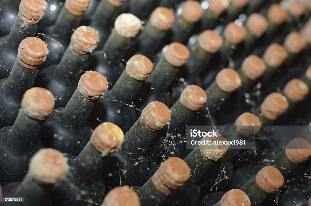 Старые бутылки с вином - Стоковые фото Алкоголь - напиток роялти-фри
