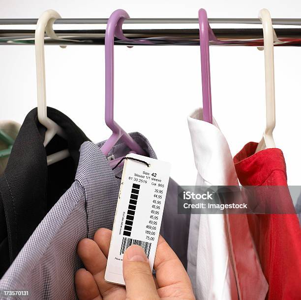 Shopping Stockfoto und mehr Bilder von Kleidungsstück - Kleidungsstück, Preisschild, Etikett