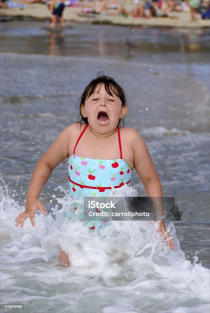 Estate-Suprised ragazza colpita da onda in spiaggia - Foto stock royalty-free di Shock