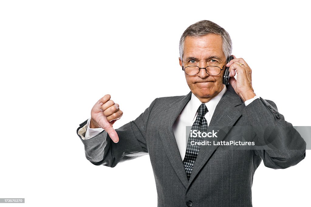 Зрелые бизнесмен Жестикулировать палец вниз на cellphone - Стоковые фото Жест неодобрения роялти-фри