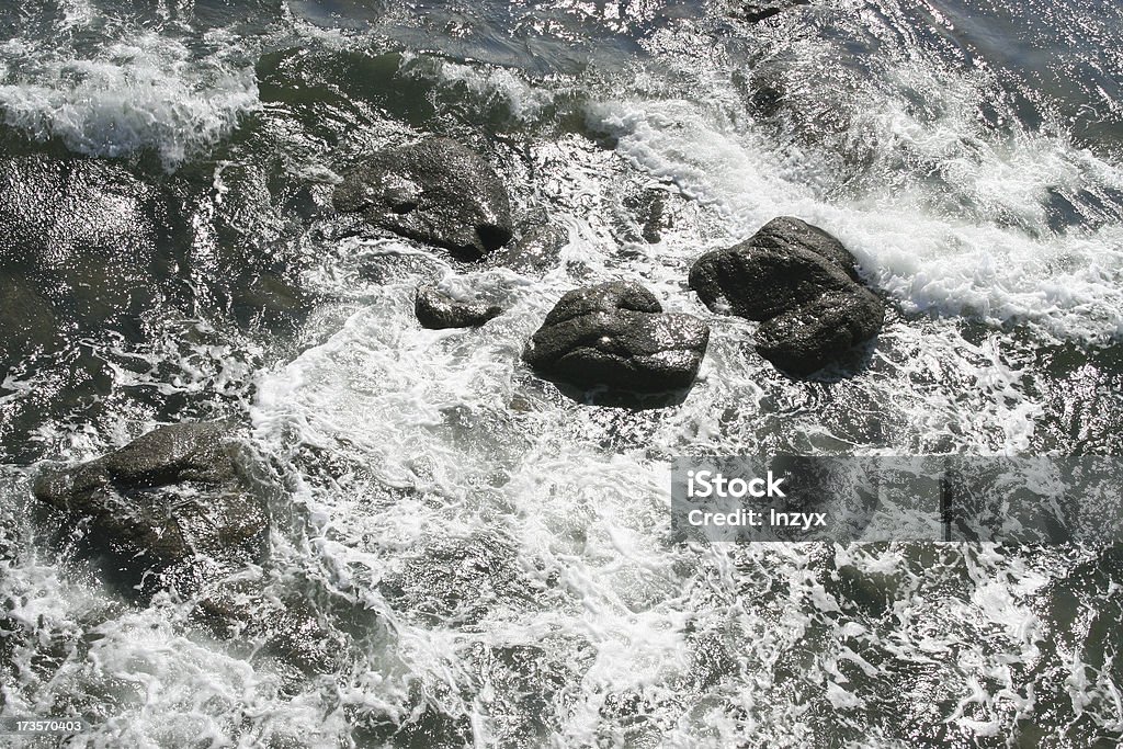 Камни в море - Стоковые фото Без людей роялти-фри