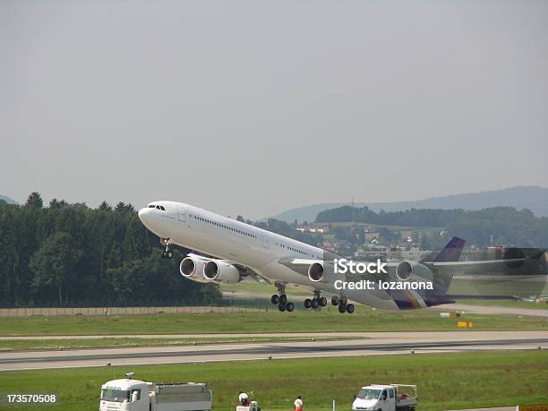 Foto de Chegar e mais fotos de stock de Aeroporto - Aeroporto, Asa de aeronave, Aterrissar