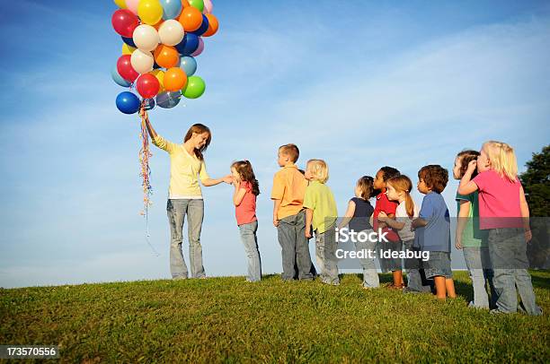 Photo libre de droit de Enfants La Queue Pour Ballons banque d'images et plus d'images libres de droit de Faire la queue - Faire la queue, Ballon de baudruche, Enfant