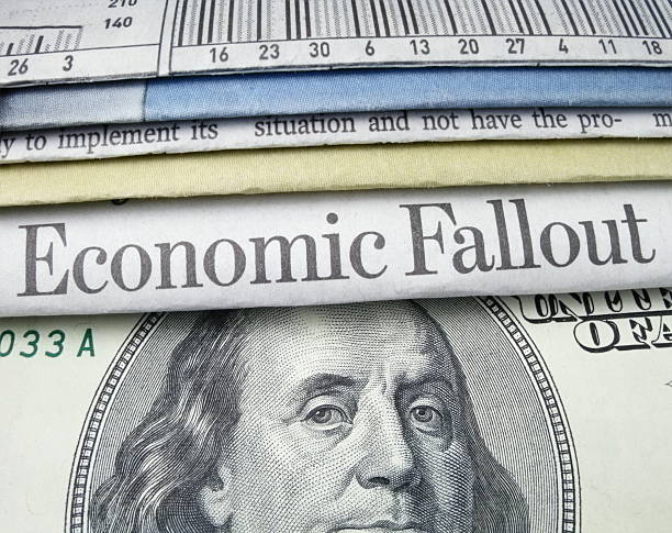 consecuencias económicas - bankruptcy foreclosure foreclose newspaper fotografías e imágenes de stock