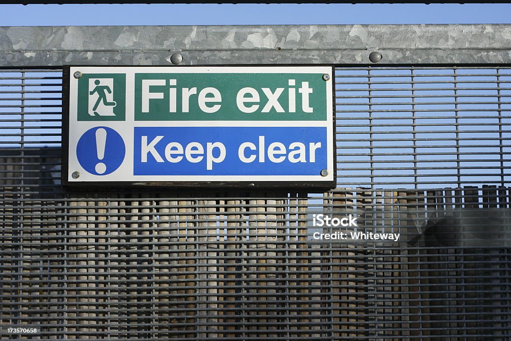 Salida de incendios, No obstruir el paso palabras en señales de seguridad al aire libre - Foto de stock de Aire libre libre de derechos