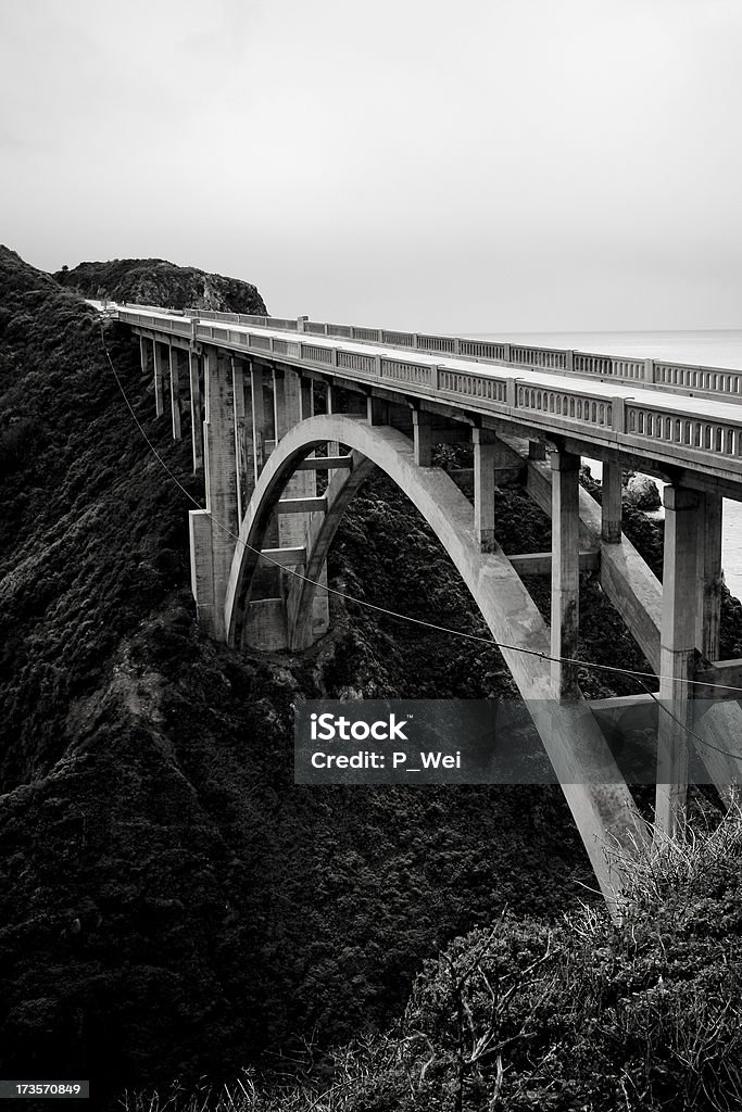 Bixby Bridge sulla Highway 1 in California - Foto stock royalty-free di Bianco e nero