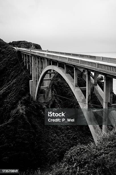 Bixby Bridge Sulla Highway 1 In California - Fotografie stock e altre immagini di Bianco e nero - Bianco e nero, Route 001, Architettura