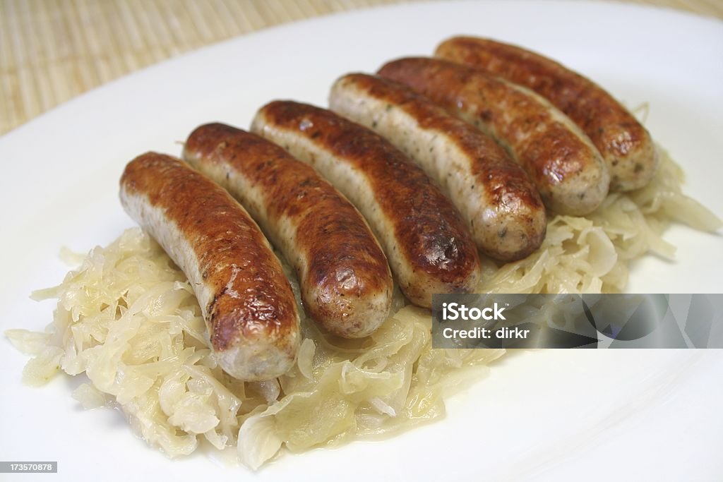 Bratwurst e Sauerkraut - Foto de stock de Bratwurst royalty-free