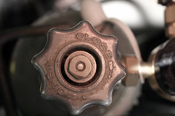 istock close-open tap on gas cylinder 173571030