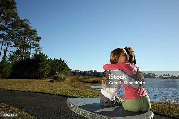 ご友人とのご歓談にぴったりな公園のベンチに座る湖畔 - 2人のストックフォトや画像を多数ご用意 - 2人, コンセプト, シンプルな暮らし