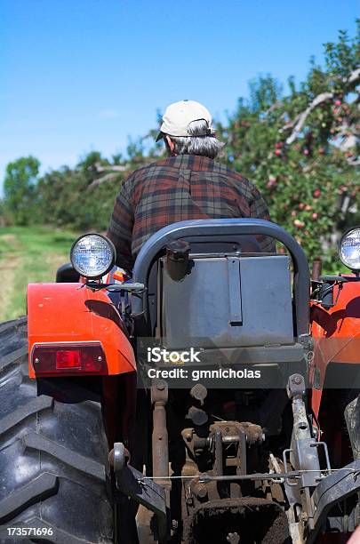 Rolnik - zdjęcia stockowe i więcej obrazów Traktor - Traktor, Jazda, Sad