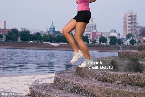 Gimnasio En La Ciudad Foto de stock y más banco de imágenes de 20-24 años - 20-24 años, Actividad, Actividades recreativas