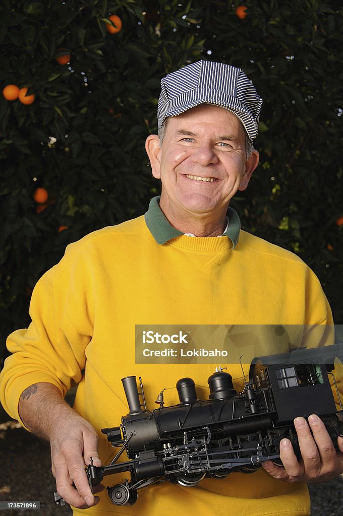 Homem segurando locomotiva - Foto de stock de Transporte ferroviário royalty-free