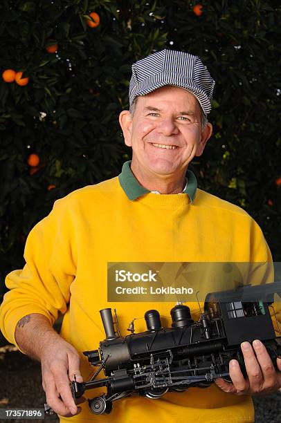 Foto de Homem Segurando Locomotiva e mais fotos de stock de Transporte ferroviário - Transporte ferroviário, Chapéu, Modelo