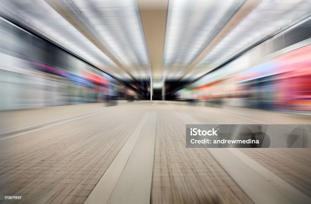 Shopping Centre-movimento offuscata-informazioni nella lightbox qui di seguito - Foto stock royalty-free di Affari