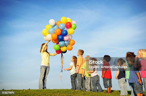 Bambini In Attesa In Linea Per I Palloncini - Fotografie stock e altre immagini di Fare la fila - Fare la fila, In fila, Aspettare